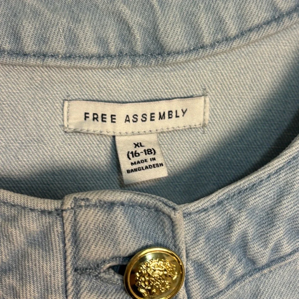 Free Assembly Women's XL Cropped Denim Jacket Top Light Wash Gold Button Cotton